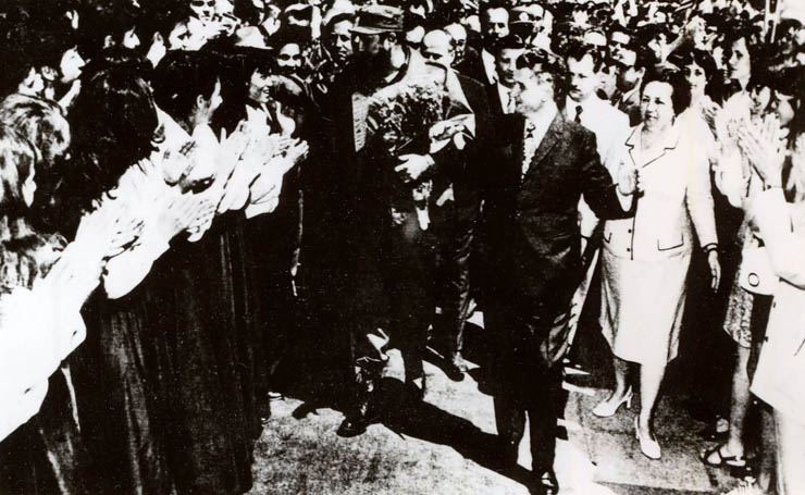 Nicolae Ceauşescu împreună cu Fidel Castro-Ruz în mijlocul studenţilor şi cadrelor universitare de la Institutul Politehnic din Bucureşti. (27 mai 1972)