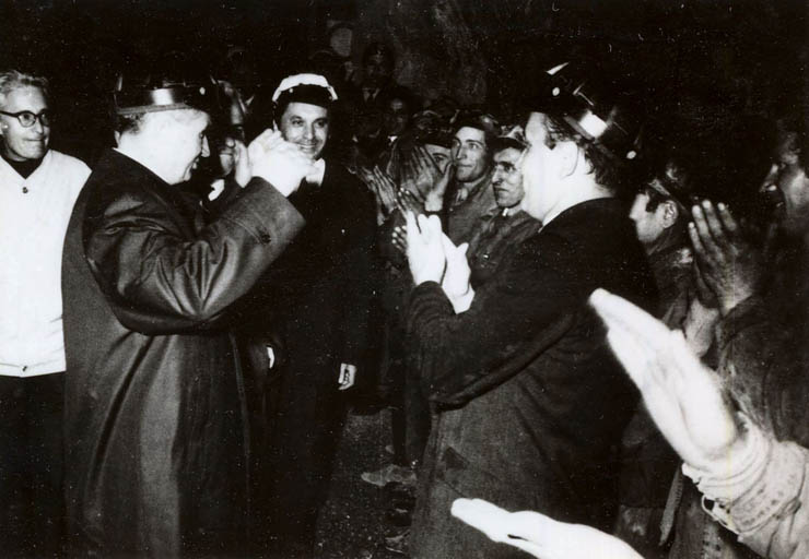 Nicolae Ceauşescu în mijlocul constructorilor Hidrocentralei de pe Lotru. (3 iunie 1972)