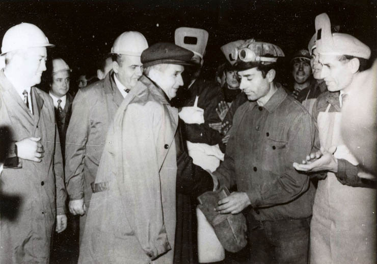 Nicolae Ceauşescu în mijlocul minerilor din Valea Jiului. (15 sept.1972)