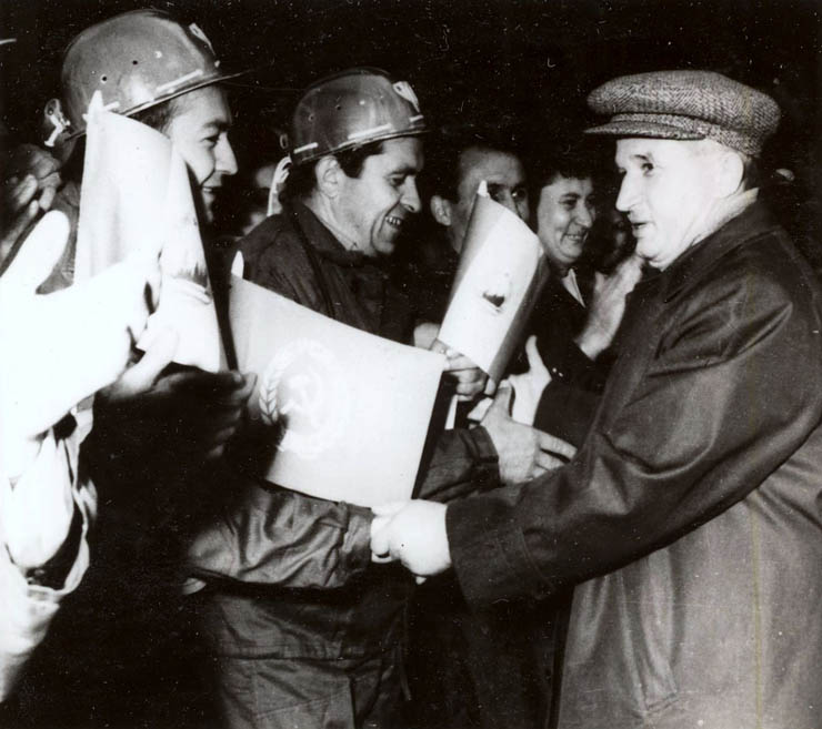 Nicolae Ceauşescu în mijlocul minerilor din Valea Jiului. (15 sept.1972)