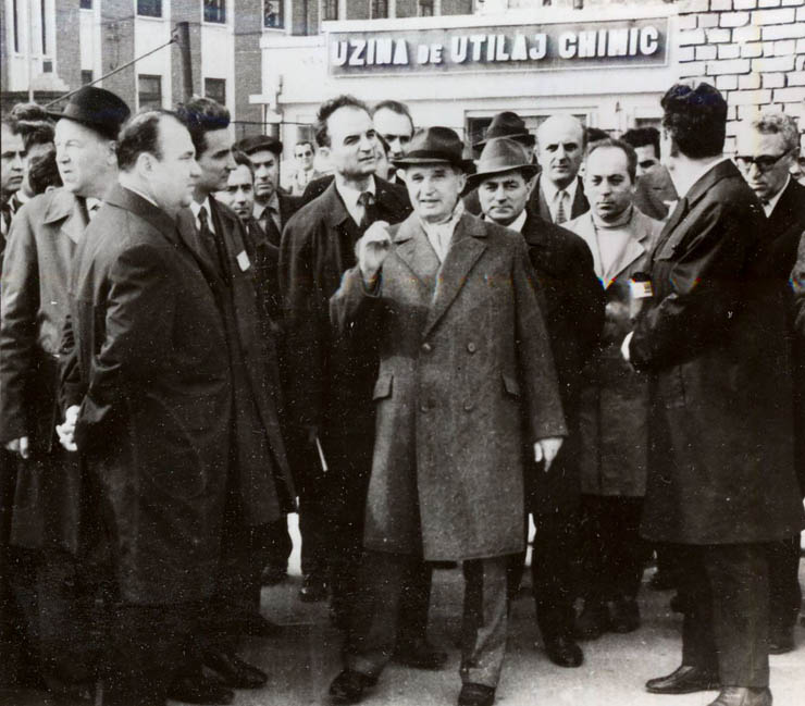 Nicolae Ceauşescu pe timpul vizitei de lucru la Uzinele de Utilaj Chimic din Ploieşti. (14 oct.1972)