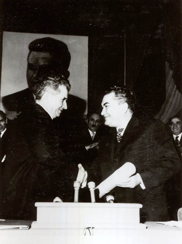 Nicolae Ceauşescu primeşte diploma de doctor Honoris Causa la Universitatea din Bucureşti. (26 ian.1973)