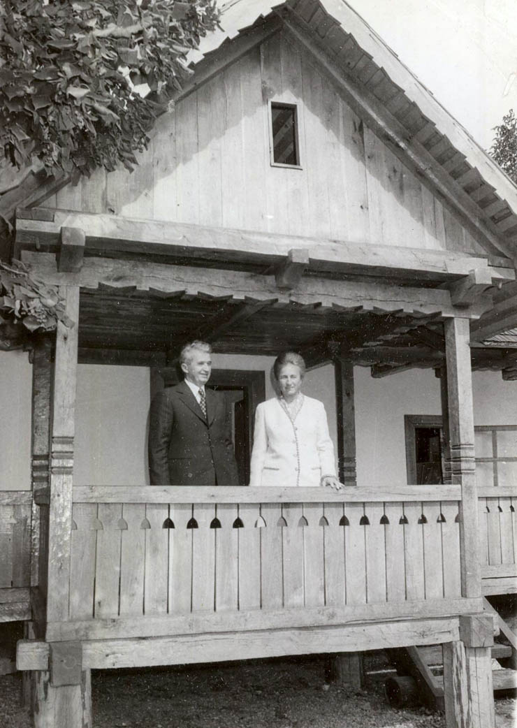 Cu ocazia împlinirii a 400 de ani de la atestarea documentară a localităţii Scorniceşti, Nicolae Ceauşescu, secretar general al P.C.R. şi preşedintele R.S.R., a vizitat această comună. În fotografie, la casa părintească alături de Elena Ceauşescu. (22 IX.1979)