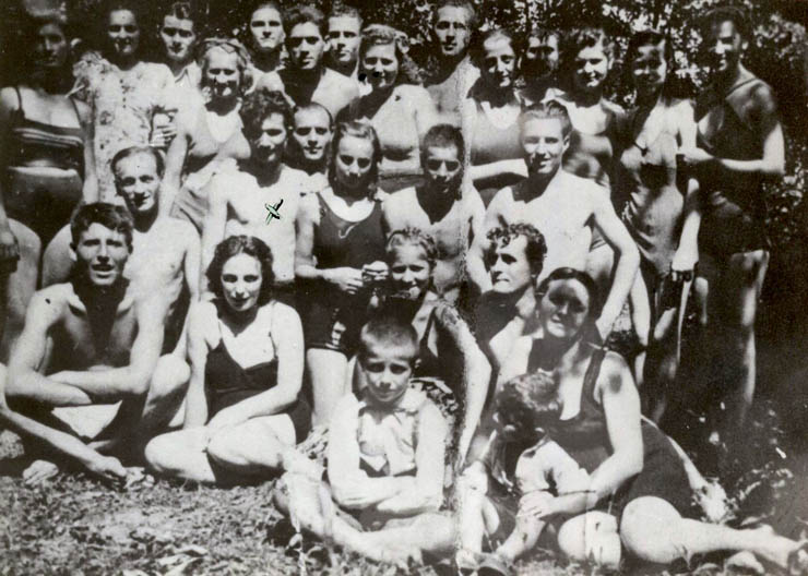 Un grup de tineri printre care şi Nicolae Ceauşescu