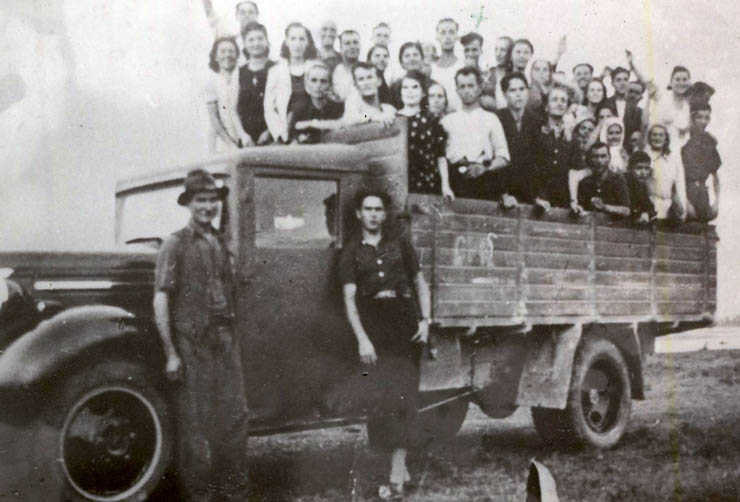 Nicolae Ceauşescu în mijlocul unui grup de tineri