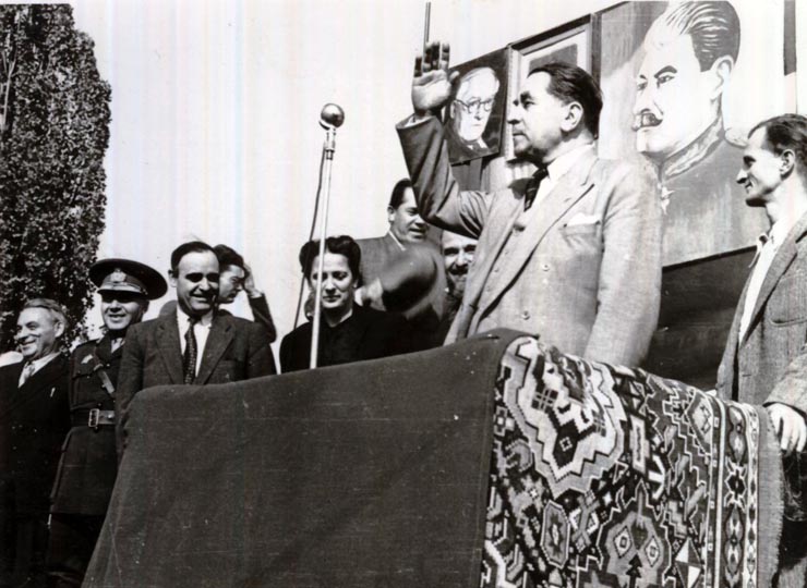 Gheorghe Gheorghiu –Dej, Şt. Voitec, Gh. Tătărăscu şi alţi membrii ai delegaţiei române la Conferinţa Păcii de la Paris se întorc în ţară. Aspect din Gara Ploieşti-Vest unde a avut loc un miting cu acest prilej. 21.09.1946).