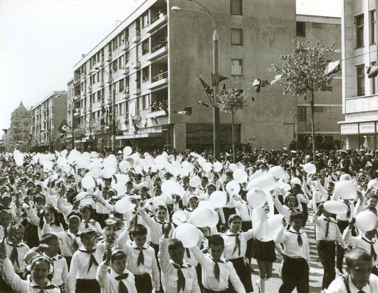 Aspecte de la demonstraţia oamenilor muncii, cu ocazia zilei de 1 Mai, la Constanţa. (1 mai 1967)