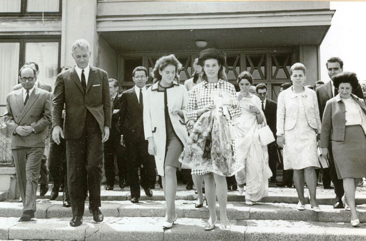 Aspecte de la plecarea ministrului de externe al României, Corneliu Mănescu, într-o vizită oficială în Pakistan, Singapore şi Japonia. (20 mai 1967)