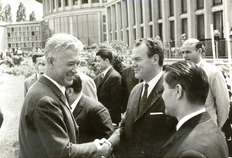 Aspecte de la plecarea ministrului de externe al României, Corneliu Mănescu, într-o vizită oficială în Pakistan, Singapore şi Japonia. (20 mai 1967)