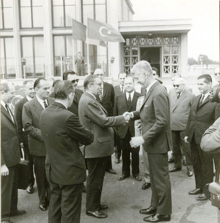 Aspecte de la plecarea spre patrie a ministrului de externe al Turciei, Ihsan Sabri Coglayangil. (20 mai 1967)
