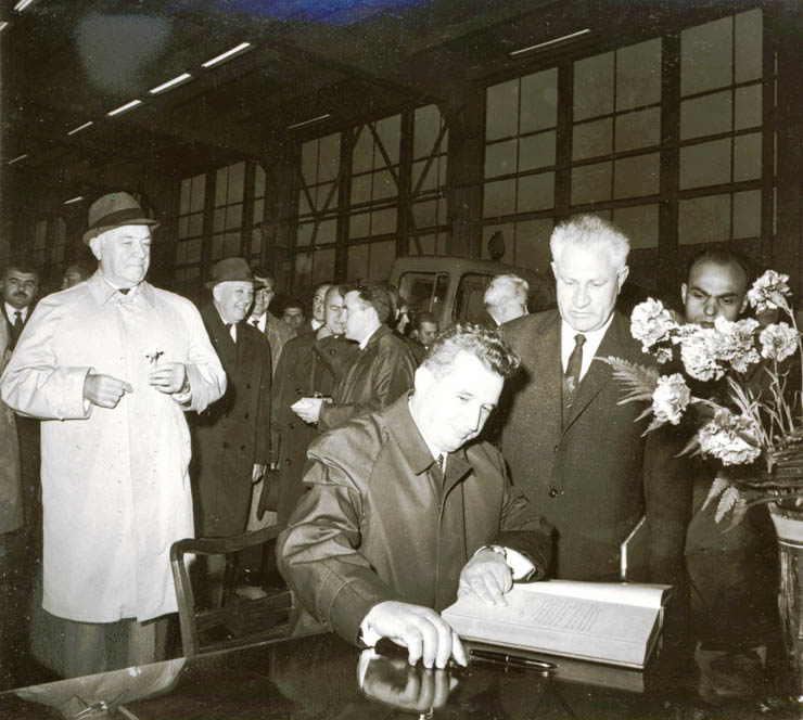 Aspecte din timpul vizitei conducătorilor de partid şi de stat în regiunea Braşov, Uzinele „Steagul Roşu” din Braşov. (15-18 iunie 1967)