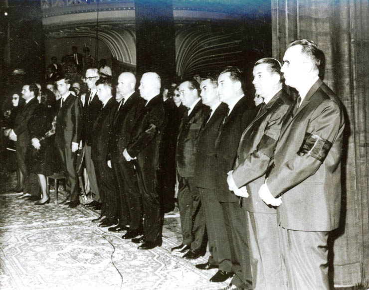 Membri ai conducerii de partid şi de stat la catafalcul lui Tudor Arghezi. (17 iulie 1967)