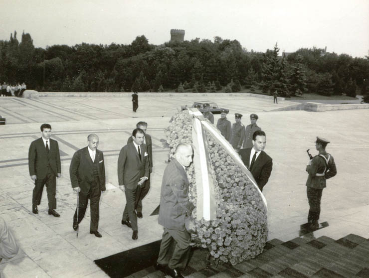 Ministrul de externe al Iranului, Ardeshir Zahedi, a depus o coroană la Monumentul Eroilor luptei pentru libertatea poporului şi a patriei, pentru socialism. (15 august 1967)