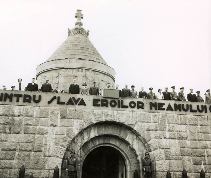 Membri ai conducerii de partid şi de stat, la Mausoleul de la Mărăşeşti, cu prilejul aniversării a 50 de ani de la bătăliile purtate de armata română, în vara anului 1917.(Mărăşeşti, 16 august 1967)