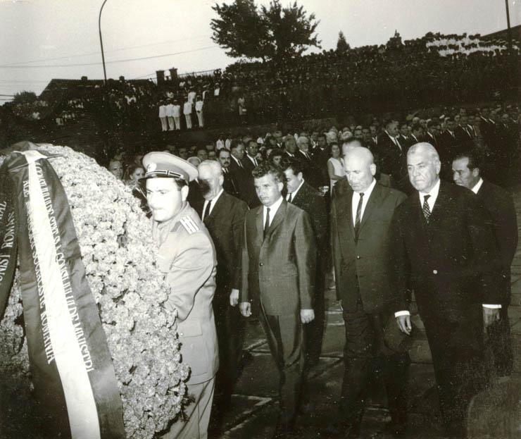 Membri ai conducerii de partid şi de stat depunând o coroană la Mausoleul de la Mărăşeşti, la 50 de ani de la bătăliile purtate de armata română, în vara anului 1917. (Mărăşeşti, 16 august 1967)