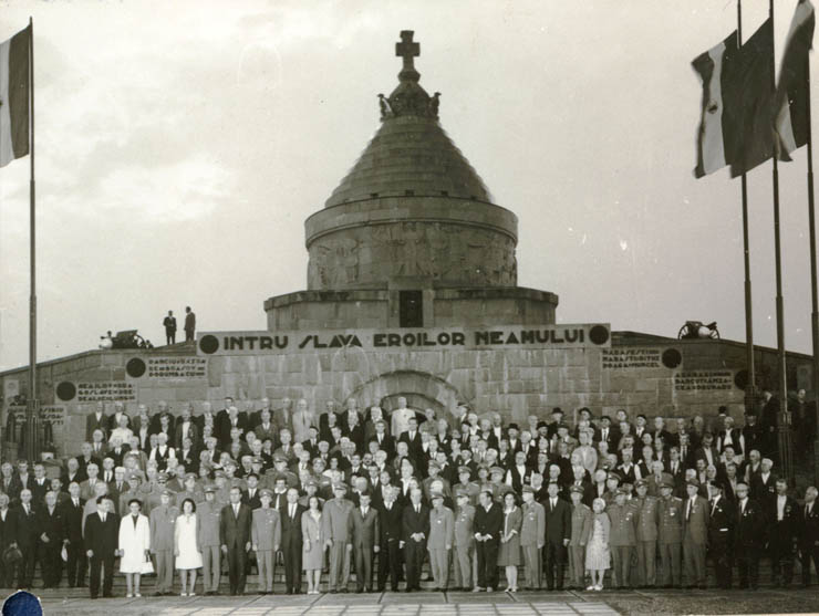 Aspecte de la aniversarea a 50 de ani de la eroicele bătălii ale armatei române, din vara anului 1917. (Mausoleul de la Mărăşeşti, 16 august 1967)