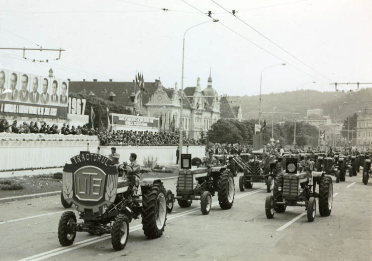 Demonstraţia oamenilor muncii din Braşov cu prilejul aniversării zilei de 23 august 1944. (23 august 1967)