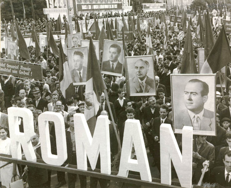 Demonstraţia oamenilor muncii din Braşov cu prilejul aniversării zilei de 23 august 1944. (23 august 1967)