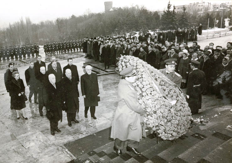 Cu prilejul împlinirii a 10 ani de la moartea dr. petriu Groza, conducătorii de partid şi de stat depun coroane la Mormântul Eroilor lupte pentru libertatea poporului şi a patriei, pentru socialism. (8 ianuarie 1968)