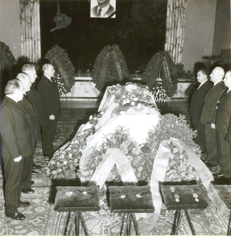 Conducătorii de partid şi de stat la catafalcul lui Ion Gh. Olteanu (Iancu), vechi militant al mişcării muncitoreşti din România. (17 ianuarie 1968)