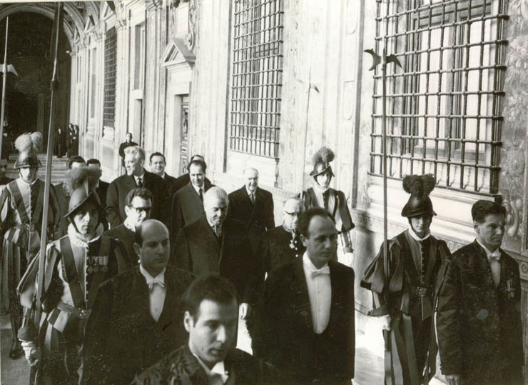 Miercuri, 24 ianuarie 1968, papa Paul al VI-lea a primit în audienţă neoficială pe Ion Gh. Maurer, Corneliu Mănescu şi Cornel Burtică. (24 ianuarie 1968)