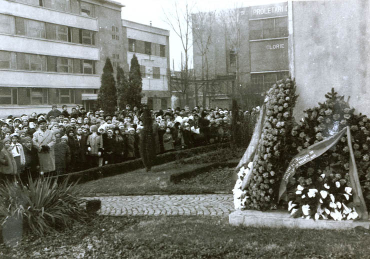 Depunerea de coroane la Atelierele Griviţa cu prilejul împlinirii a 50 de ani de la luptele muncitorilor ceferişti şi petrolişti din ianuarie-februarie 1933.(16 februarie 1968)