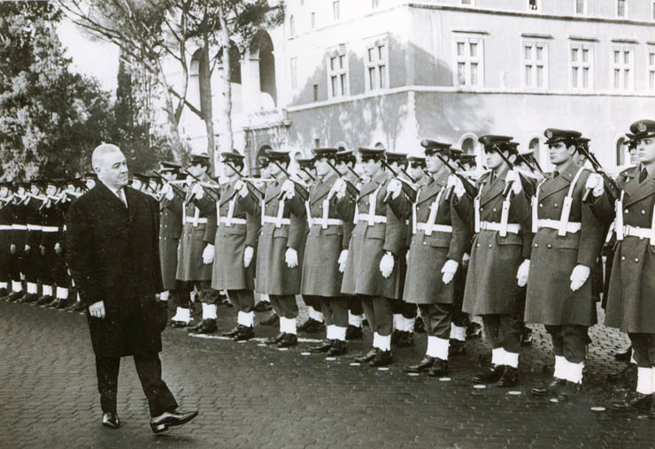 Cu prilejul vizitei oficiale în Finlanda, Ion Gh. Maurer trece în revistă garda de onoare. (30 martie 1968)