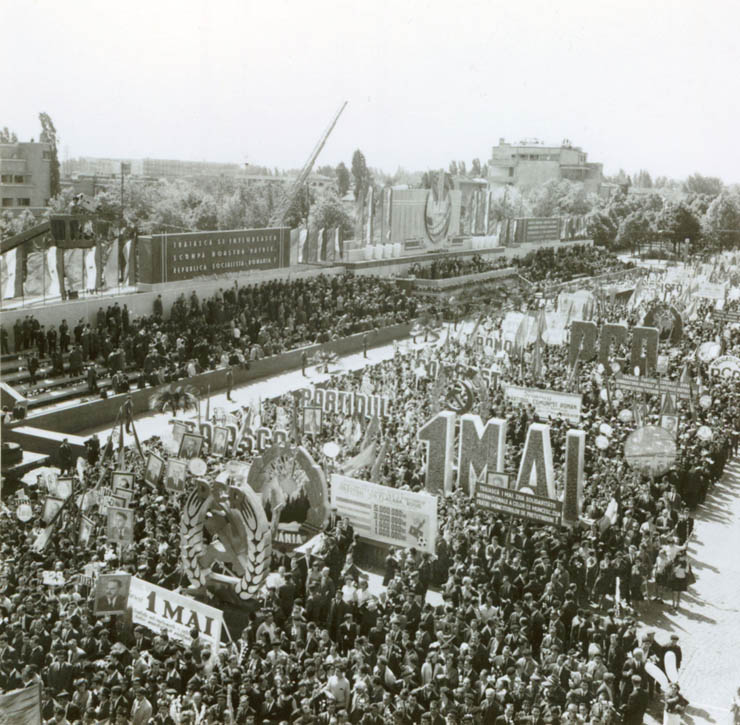 Aspecte din timpul demonstraţiei oamenilor muncii din Bucureşti, cu prilejul zilei de 1 mai. (1 mai 1968)