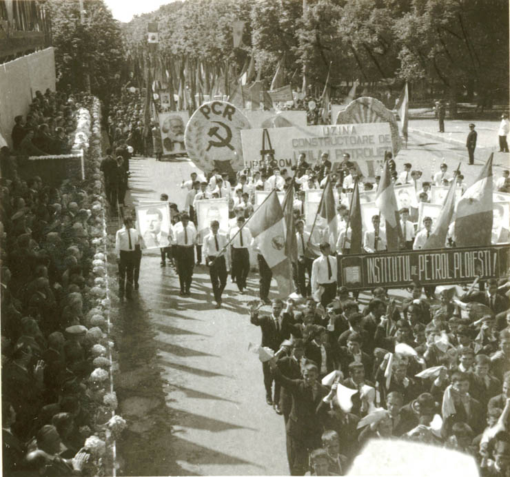 Aspecte din timpul demonstraţiei oamenilor muncii din Ploieşti, cu prilejul zilei de 1 mai. (1 mai 1968)