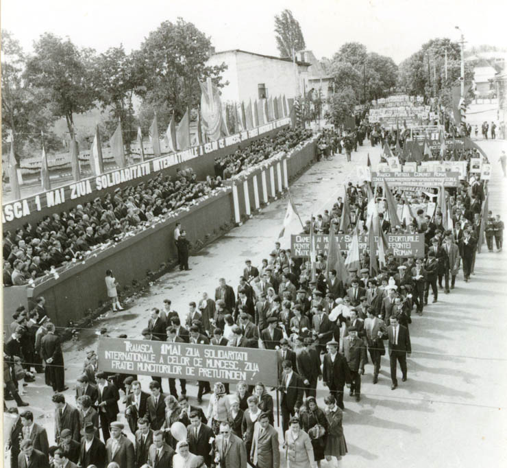 Aspecte din timpul demonstraţiei oamenilor muncii din Piteşti, cu prilejul zilei de 1 mai. (1 mai 1968)
