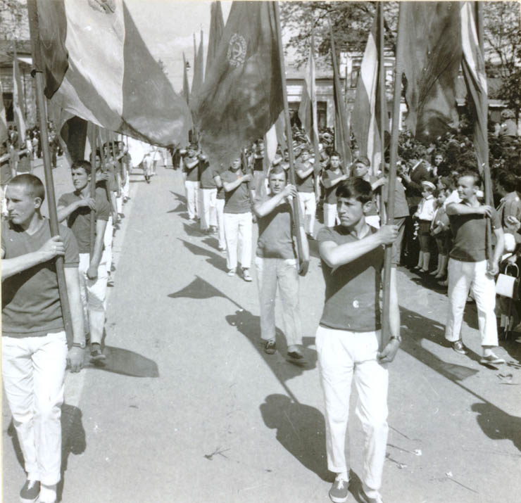 Aspecte din timpul demonstraţiei oamenilor muncii din Piteşti, cu prilejul zilei de 1 mai. (1 mai 1968)