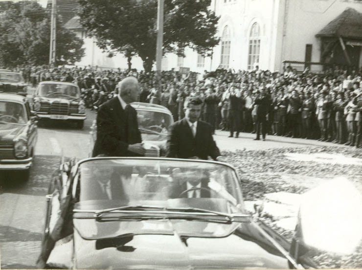 Nicolae Ceauşescu şi Charles de Gaulle, aflat în vizită în ţara noastră, sunt salutaţi de locuitorii oraşului Slatina. (17 mai 1968)