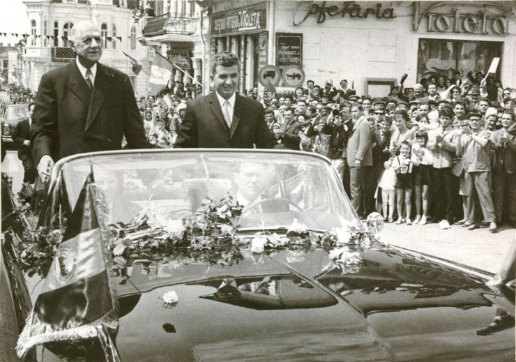 Nicolae Ceauşescu şi Charles de Gaulle, aflat în vizită în ţara noastră, sunt salutaţi de locuitorii oraşului Slatina. (17 mai 1968)