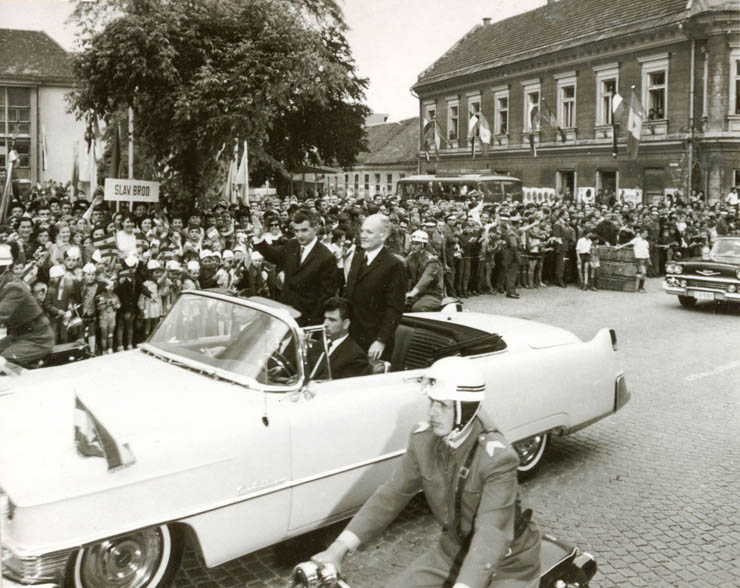 Nicolae Ceauşescu, conducătorul delegaţiei de partid şi de stat, este întâmpinat de locuitorii oraşului Ljubliana.(29 mai 1968)