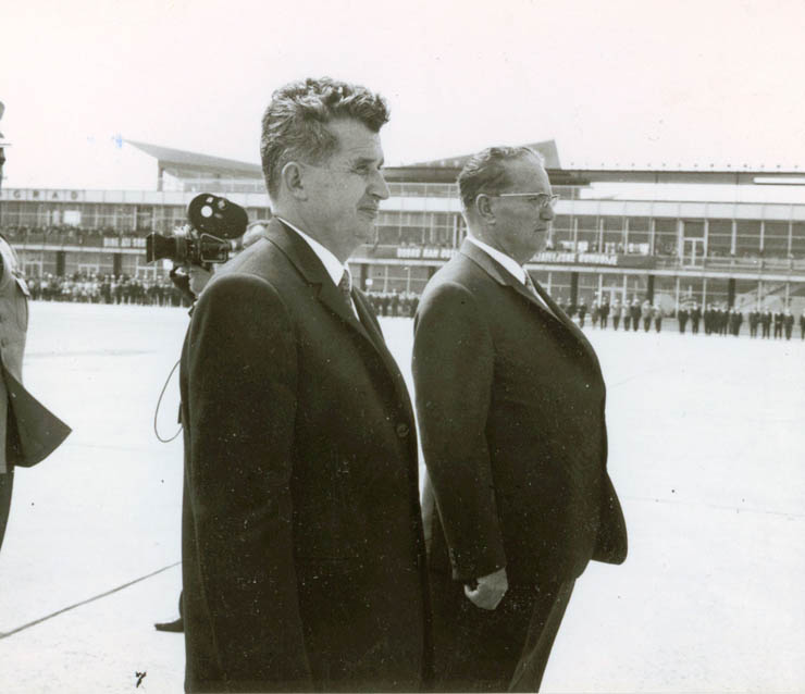 Nicolae Ceauşescu, şeful delegaţiei române, este salutat la plecarea de pe aeroportul Surcin, din Belgrad, de Iosip Broz Tito. (4 iunie 1968)