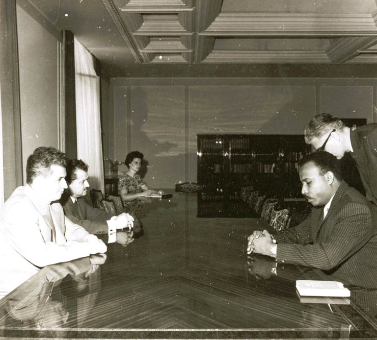 Nicolae Ceauşescu, secretar general al C.C. al P.C.R., l-a primit pe şeful delegaţiei economice a Yemenului de Sud, Abdul Malik Ismail, ministrul yemenit al economiei, comerţului şi planificării. La primire a luat parte şi Gh. Cioară, ministrul român al comerţului exterior. (12 iunie 1968)