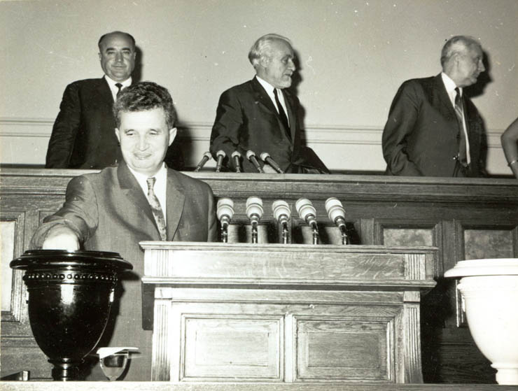Nicolae Ceauşescu votând la marea Adunare Naţională.(20 iunie 1968)