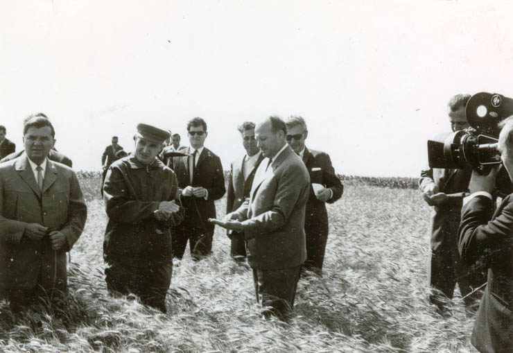 Nicolae Ceauşescu, Iosif Banc şi Manea Mănescu vizitează zonele îndiguite din Lunca Dunării, (Iezeru, Călăraşi, Sticleanu şi Greaca). (22 iunie 1968)