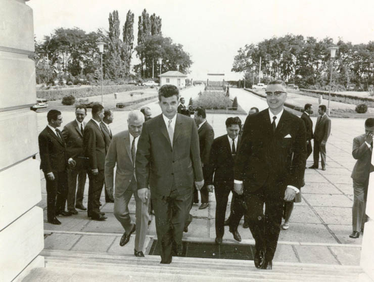 Nicolae Ceauşescu, Ion Gh. Maurer şi alţi conducători de partid şi de stat se îndreaptă spre Centrul de Perfecţionare a pregătirii cadrelor din întreprinderi, de la Otopeni. (25 iunie 1968)