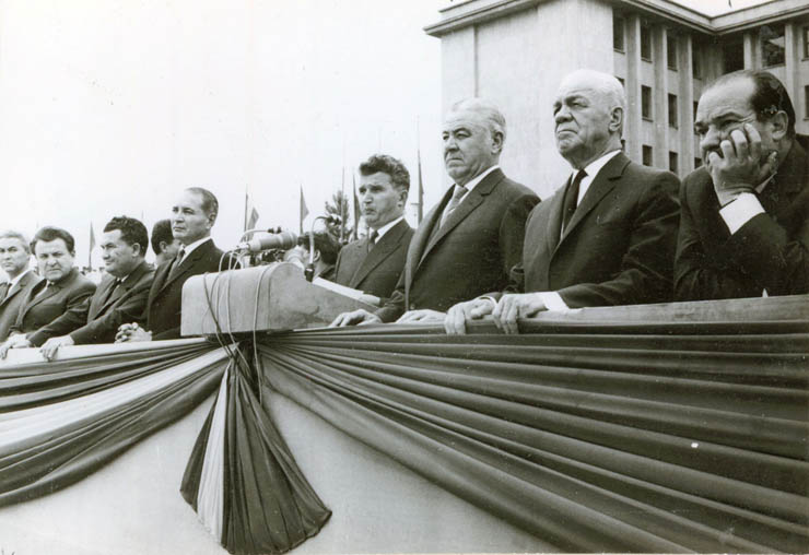 Nicolae Ceauşescu, Ion Gh. Maurer, Emil Bodnăraş, Gheorghe Apostol, Paul Niculescu Mizil şi alţi conducători de partid şi de stat în tribuna oficială din faţa Academiei Militare, cu prilejul absolvirii promoţiei 1968 şi acordării gradului de ofiţer absolvenţilor şcolii militare. (14 august 1968)