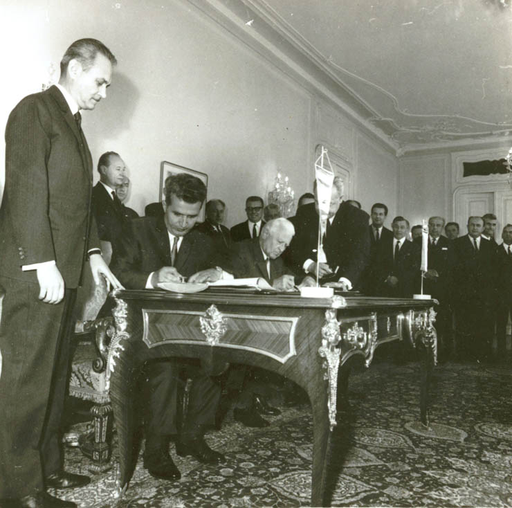 Nicolae Ceauşescu şi Ludvik Svoboda la solemnitatea Tratatului de prietenei, colaborare şi asistenţă mutuală între România şi Cehoslovacia. (16 august 1968)