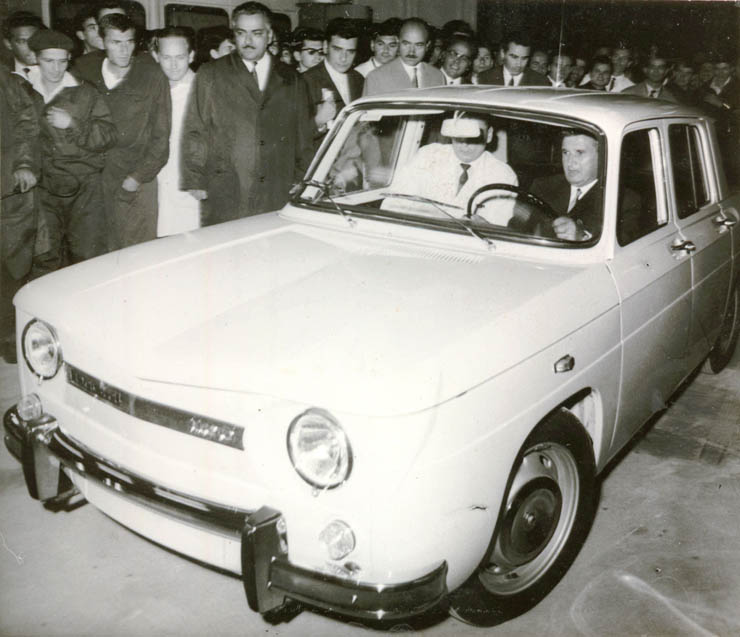 Nicolae Ceauşescu la volanul primului autoturism Dacia 1100, cu prilejul vizitei de lucru a conducătorilor de partid şi de stat la Uzina de autoturisme Piteşti.(20 august 1968)