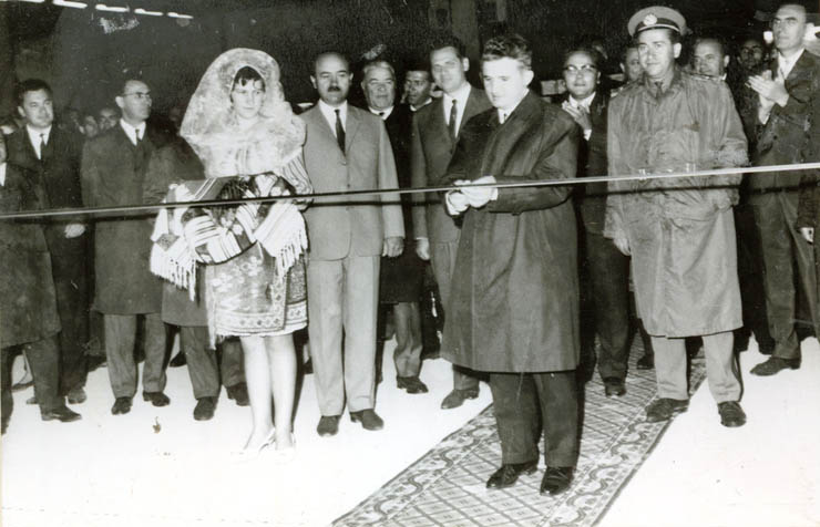 Secretarul general al C.C. al P.C.R. taie panglica inaugurală a Uzinei de autoturisme Piteşti. (20 august 1968)