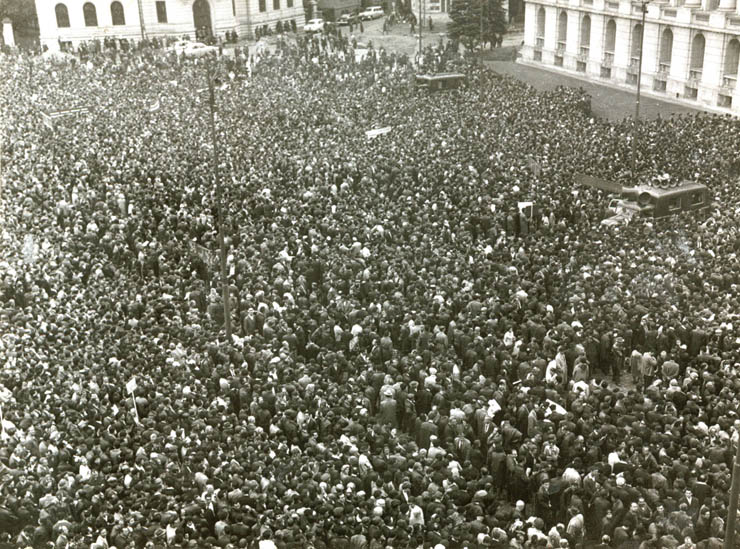 Mii de locuitori ai Capitaleişi-au exprimat, în Piaţa Palatului Republicii, adeziunea faţă de C.C al P.C.R., în legătură cu situaţia creată de evenimentele din Cehoslovacia. (21 august 1968)