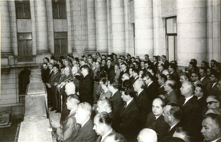 Nicolae Ceauşescu, prim secretar al C.C. al P.C.R., Ion Gh. Maurer şi ceilalţi membri ai C.C. al P.C.R., la adunarea populaţiei din Capitală, în legătură cu situaţia creată de evenimentele din Cehoslovacia.(21 august 1968)