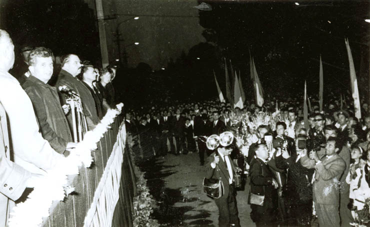 Nicolae Ceauşescu şi alţi conducători de partid şi de stat sunt primiţi de oamenii muncii din Miercurea Ciuc.(26 august 1968)