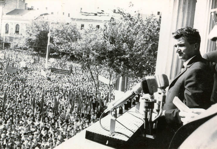 Nicolae Ceauşescu la tribuna mitingului popular din Piaţa Libertăţii din Cluj, cu prilejul vizitei conducătorilor de partid şi de stat în acest judeţ.(30 august 1968)