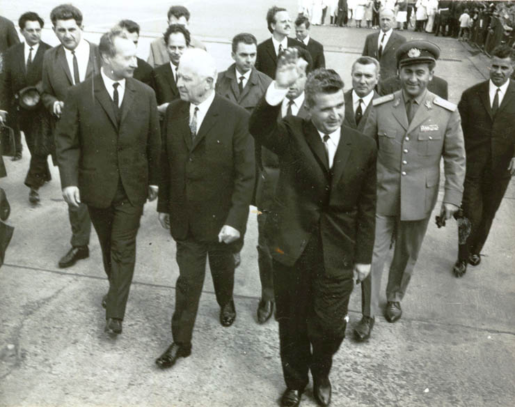 Nicolae Ceauşescu, secretar general al C.C. al P.C.R. şi şeful delegaţiei române de partid şi de stat în R.S. Cehoslovacă, însoţit de Ludvik Svoboda şi Alexander Dubcek. (august 1968)