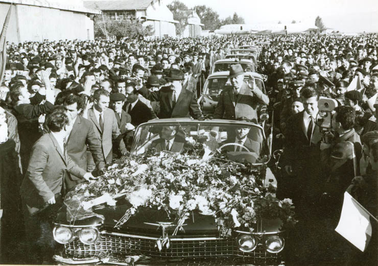 Pe aeroportul din Caransebeş, mulţimea salută sosirea conducătorilor de partid şi de stat la Timişoara.(20 septembrie 1968)