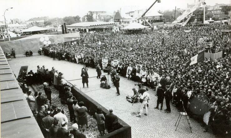 Aspect de la Adunarea populară din Piaţa Obor, cu prilejul sărbătoririi Zilei Recoltei la Bucureşti. (6 octombrie 1968)